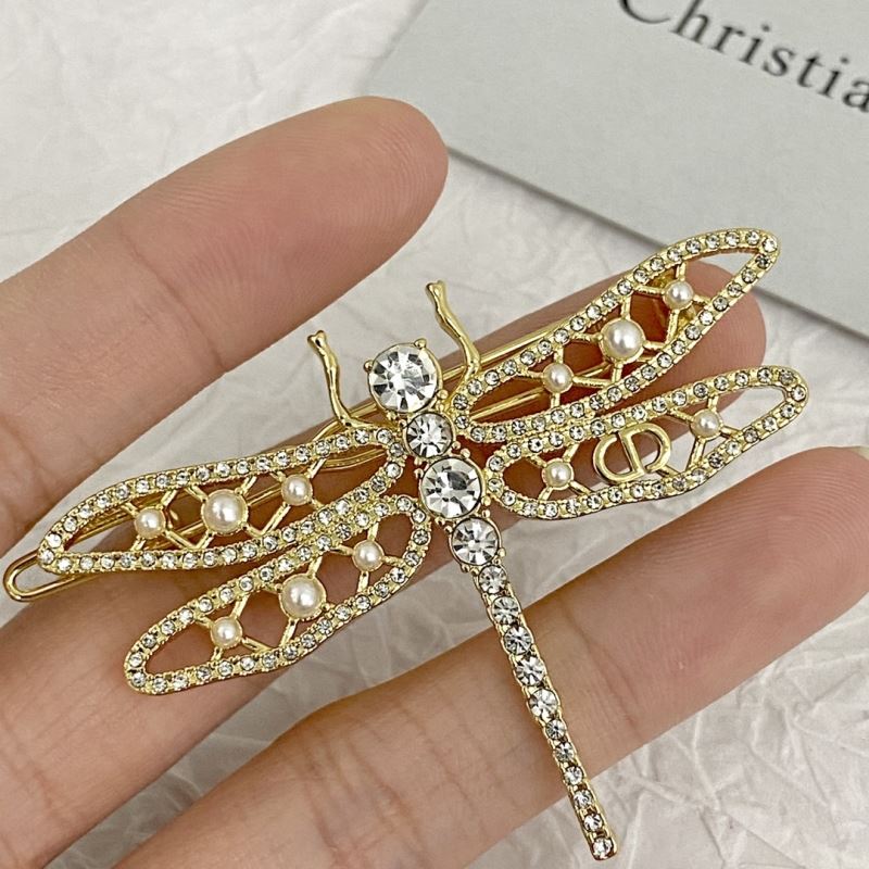 chr1st1an D10r brooches